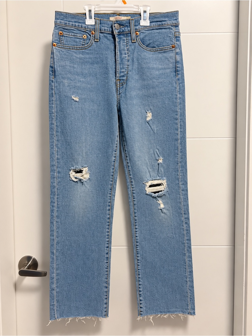 Levi’s Light Blue Distressed Women’s Jeans
Never worn